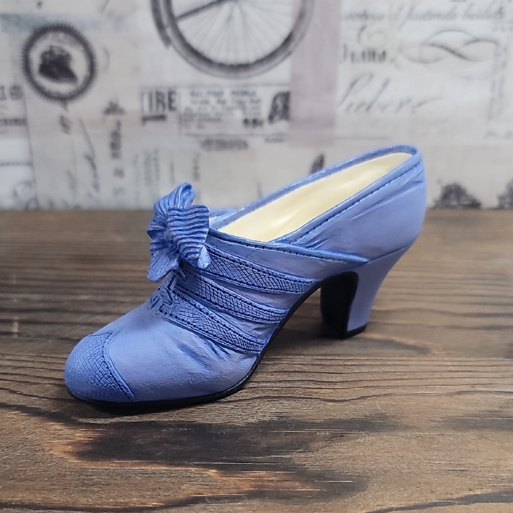 "Class Act" Just The Right Shoe #25042 1999